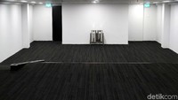 Dari sini, para jurnalis bisa menuju area jumpa pers dengan memilih satu dari dua pintu akses. Satu pintu berada di ruang free function, yang bisa digunakan untuk mewawancarai nara sumber, sedangkan pintu lain langsung menuju ruang jumpa pers.