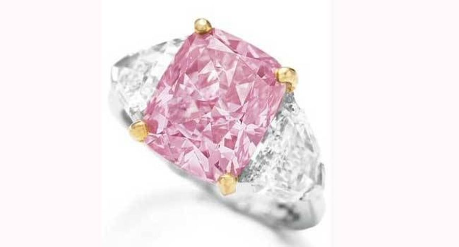  /></figure>
</div>
<!-- /wp:image -->

<!-- wp:paragraph -->
<p>Cincin dengan berlian 6,01 karat dan di sisi kanan kiri berlian tersebut terdapat 2 warna pink termasuk cincin yang paling mahal di dunia karena harganya mencapai 10 juta US dollar saat dilelang di Hongkong tersebut.</p>
<!-- /wp:paragraph -->

<!-- wp:image {