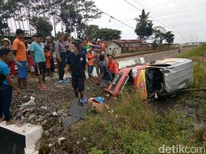 Terobos Perlintasan Kereta, Grandmax Ringsek Dihantam KA Penataran Terobos Perlintasan Kereta, Grandmax Ringsek Dihantam KA Penataran