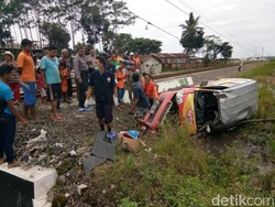 Terobos Perlintasan Kereta, Grandmax Ringsek Dihantam KA Penataran