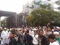 Massa Demo Kecewa Kantor Facebook Diliburkan