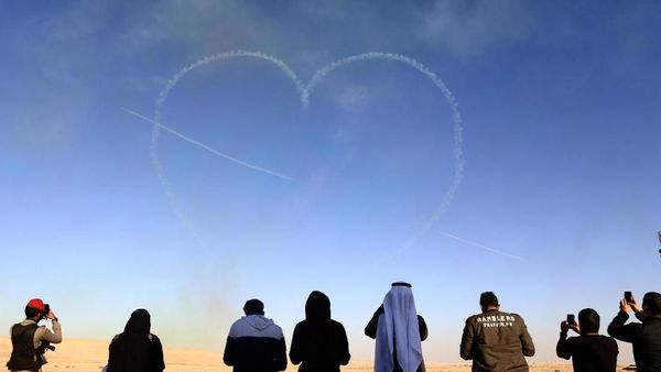 Foto: Saat Tanda Cinta Terlukis di Langit Arab Saudi
