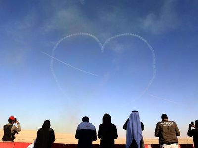 Foto: Saat Tanda Cinta Terlukis di Langit Arab Saudi