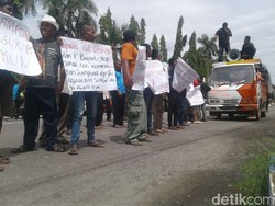 Warga Ponorogo Geruduk Gedung Dewan Tolak Provokator Tambang Gamping