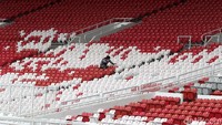 Kursi berjumlah 78 ribu dengan konsep single seat berkelir Merah Putih tampak harmonis dengan lampu-lampu LED yang dipasang di sekitar lingkaran atas stadion.