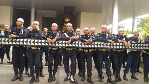 Foto: Satpam Kantor Facebook yang Berpeci untuk Sambut Massa FPI