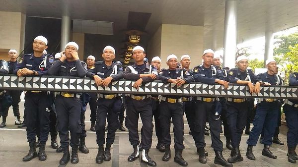 Foto: Satpam Kantor Facebook yang Berpeci untuk Sambut Massa FPI