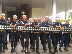 Foto: Satpam Kantor Facebook yang Berpeci untuk Sambut Massa FPI