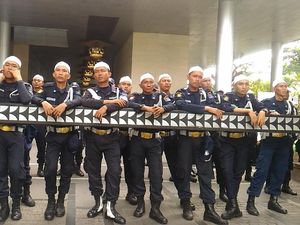 Foto: Satpam Kantor Facebook yang Berpeci untuk Sambut Massa FPI Foto: Satpam Kantor Facebook yang Berpeci untuk Sambut Massa FPI