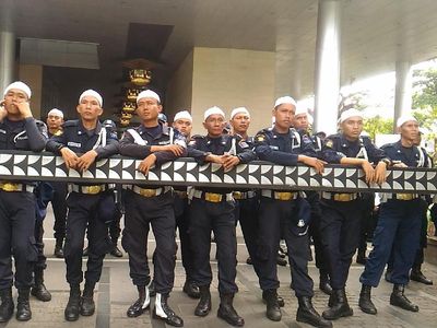 Foto: Satpam Kantor Facebook yang Berpeci untuk Sambut Massa FPI