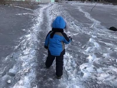 Bukan Warna Putih, Ini Penampakan Salju Hitam di Kazakhstan