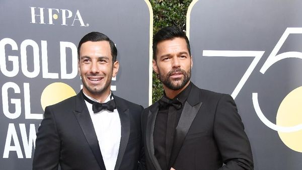 Foto: Kebersamaan Ricky Martin & Kekasih yang Diam-diam Nikah Sesama Jenis