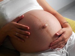 Muncul Garis Vertikal di Perut Saat Hamil, Mengalami Juga, Bun?