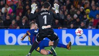 Jordi Alba menambah keunggulan Barcelona pada menit ke-28. Setelah mengkreasi dua gol Messi, kini giliran dia mendapatkan servis dari rekannya tersebut. (Foto: Getty Images/David Ramos)