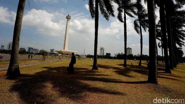 Perhatian! Rumput di Taman Monas Sekarang Boleh Diinjak