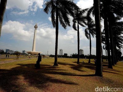 Perhatian! Rumput di Taman Monas Sekarang Boleh Diinjak