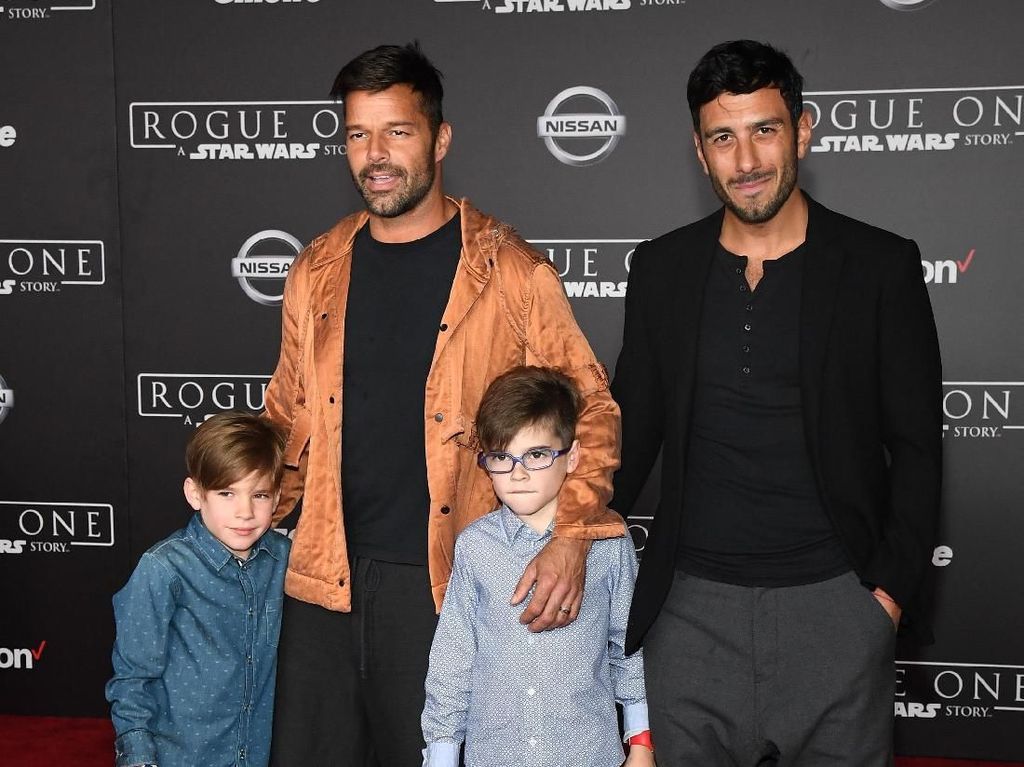 Ricky Martin dan Kekasih Prianya Sambut Kelahiran Anak ke-4 Ricky Martin dan Kekasih Prianya Sambut Kelahiran Anak ke-4