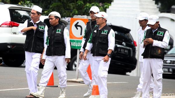 Foto: Sebelum Demo, Massa FPI Salat Jumat di Masjid Al-Azhar