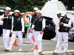 Foto: Sebelum Demo, Massa FPI Salat Jumat di Masjid Al-Azhar