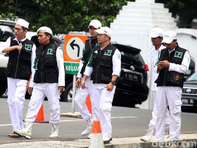 Foto: Sebelum Demo, Massa FPI Salat Jumat di Masjid Al-Azhar