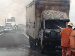 Mobil Boks Terbakar di Cempaka Putih, Lalin Tersendat
