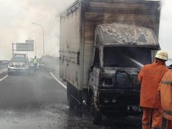 Mobil Boks Terbakar di Cempaka Putih, Lalin Tersendat