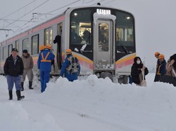 Kereta Jepang Terhalang Salju Tebal, 430 Penumpang Terjebak