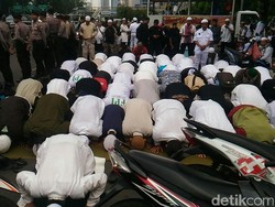 Tunggu Perwakilan Temui Facebook, Massa FPI Salat Asar Berjemaah