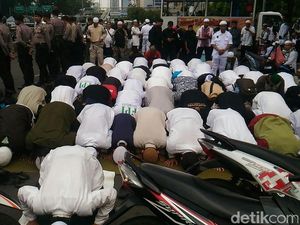 Tunggu Perwakilan Temui Facebook, Massa FPI Salat Asar Berjemaah Tunggu Perwakilan Temui Facebook, Massa FPI Salat Asar Berjemaah
