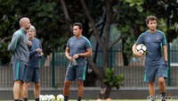 Sang pelatih kenamaan yang juga mantan pemain Barcelona dan Real Madrid ini, terus menggodog strategi dan mematangkan peta kekuatan Timnas Indonesia.  