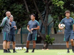 Sang pelatih kenamaan yang juga mantan pemain Barcelona dan Real Madrid ini, terus menggodog strategi dan mematangkan peta kekuatan Timnas Indonesia.  