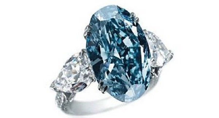  /></figure>
</div>
<!-- /wp:image -->

<!-- wp:paragraph -->
<p>Pada awalnya, balai lelang Christie memprediksi cincin yang didapatkan di Roma ini akan terjual seharga 5 juta US dollar. Namun ternyata cincin ini terjual 3 kali lipatnya. Cincin ini bernama Bulgari Blue Ring. Cincin dengan hiasan berlian biru seberat 10,95 karat ini ternyata harganya mencapai 15,7 juta US dollar atau sekitar Rp. 210 miliar. Demikianlah cincin ini diberi nama Bulgari karena sempat menjadi cincin paling mahal di dunia.</p>
<!-- /wp:paragraph -->

<!-- wp:image {