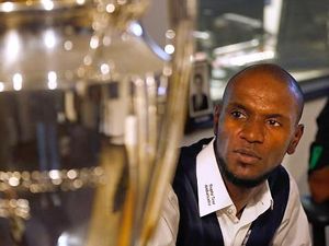 Eric Abidal Terseret Kasus Pemain PSG Aniaya Rekan Setim Eric Abidal Terseret Kasus Pemain PSG Aniaya Rekan Setim