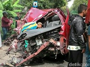 Dua Kendaraan Adu Banteng di Situbondo, Sopir Tewas