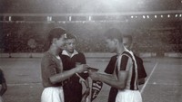 Pertandingan Timnas Indonesia saat menjadi tuan umah Asian Games 1962. (dok. ANRI)