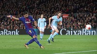 Barcelona sudah unggul 4-0 di babak pertama, berkat tambahan gol dari Luis Suarez. Suarez memanfaatkan kesalahan pertahanan Celta, menyambar back pass yang ceroboh. (Foto: Albert Gea/REUTERS)