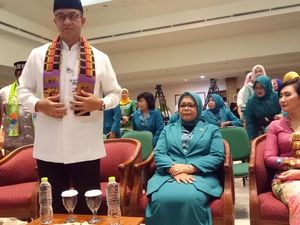 Ditemani Sang Istri, Anies Lantik Pengurus PKK DKI