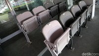 Di dalam sky box itu difasilitasi empat sampai delapan kursi.