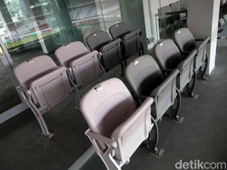 Di dalam sky box itu difasilitasi empat sampai delapan kursi.