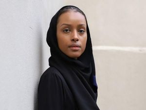 Masuk Agensi Model Ternama Inggris, Hijabers Berkulit Hitam Ini Viral