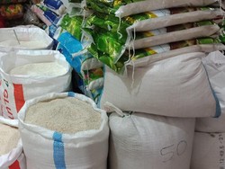 Pedagang Jual Beras Premium Rp 15.000/Kg