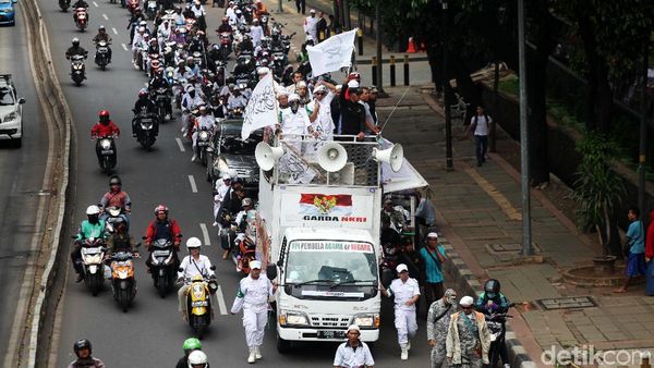 Usai Salat Jumat, Massa FPI Bergerak ke Kantor Facebook