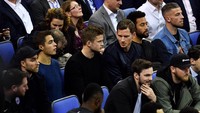 Pasukan Tottenham Hotspur pun tak mau kalah. Christian Eriksen, Eric Dier, Jan Vertonghen, Moussa Dembele, dan Toby Alderweireld tampak di bangku penonton. Foto: Justin Setterfield/Getty Images