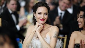Angelina Jolie Ceria Banget di Critics Choice Awards