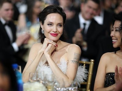 Angelina Jolie Ceria Banget di Critics Choice Awards
