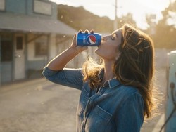 Pepsi Buat Ulang Iklan Pepsi Tahun 1992 yang Dibintangi Cindy Crawford