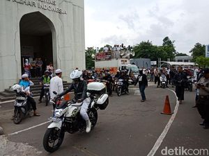 Usai Salat Jumat, Massa FPI Bergerak ke Kantor Facebook Usai Salat Jumat, Massa FPI Bergerak ke Kantor Facebook