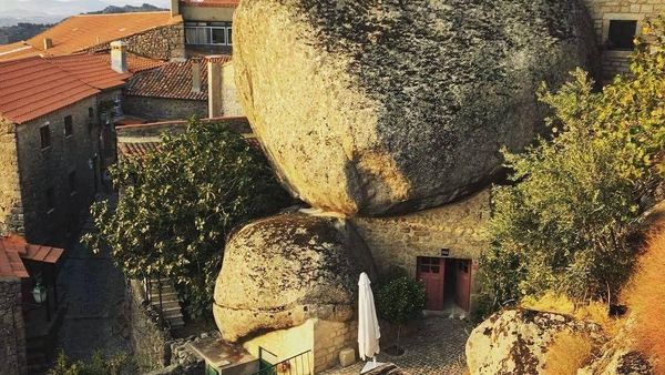 Foto: Desa yang Rumah-rumahnya Seperti Terjepit Batu