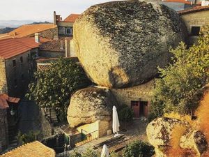 Foto: Desa yang Rumah-rumahnya Seperti Terjepit Batu