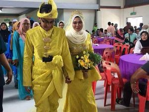 Iseng Ganti Keris dengan Pistol di Busana Adat, Pengantin Pria Ini Bikin Geger